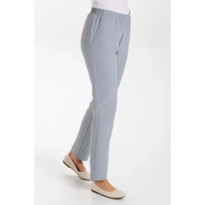 Pantalón c/ bolsillos microfibra gris Dyneke 9929491: vista lateral del pantalón con modelo.