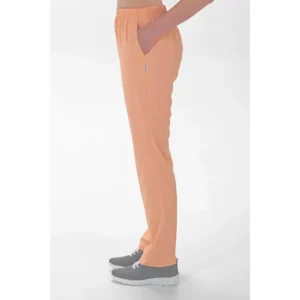Pantalón microfibra melocotón con bolsillos Dyneke 9929503: vista lateral del pantalón con modelo.