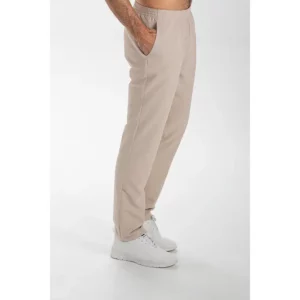 Pantalón microfibra beige c/bolsillos Dyneke 9929569: vista lateral del pantalón con modelo.