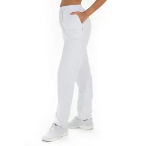 Pantalón blanco Dyneke con bolsillos: vista lateral con modelo.