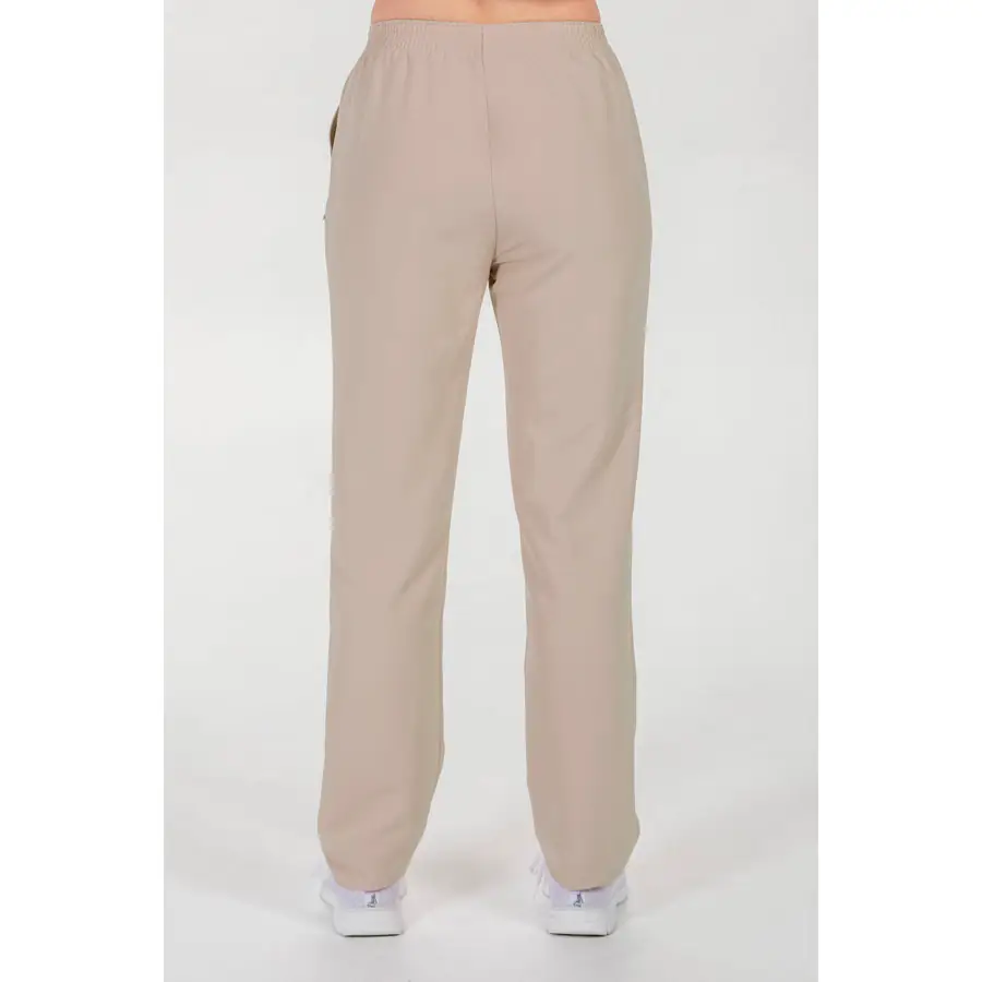 Pantalón Dyneke 9929785 beige microfibra elástica 2 Pantalón microfibra elástica beige Dyneke 9929785: vista trasera del pantalón con modelo.