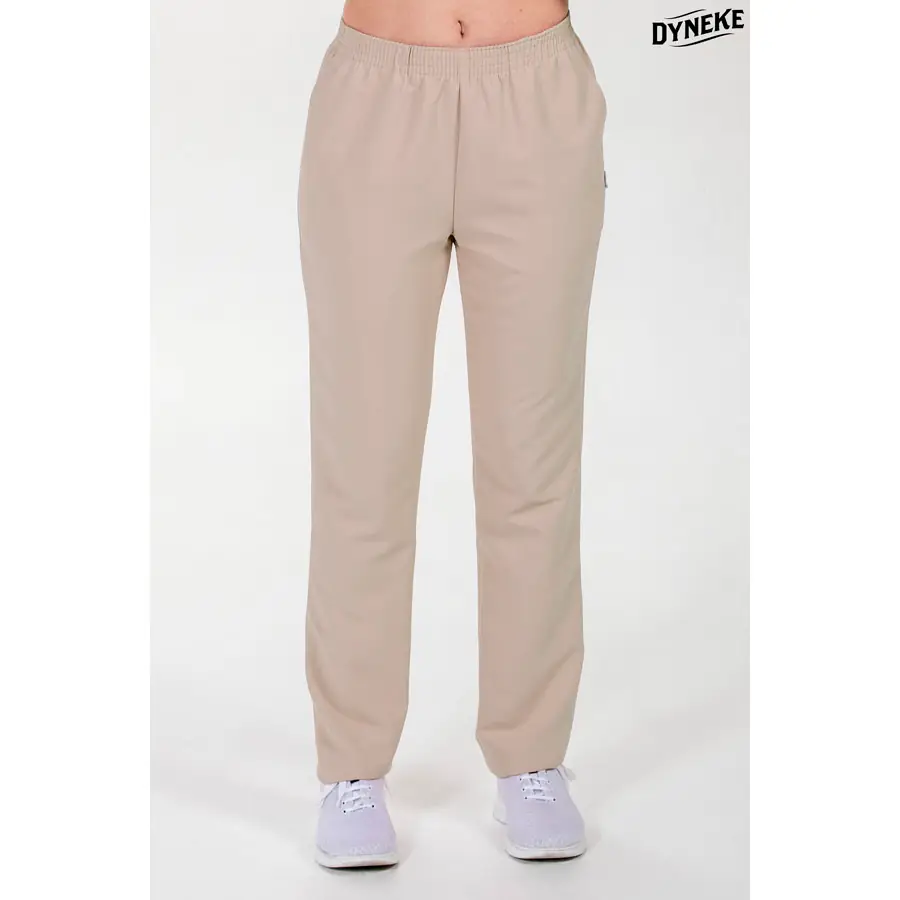 Pantalón Dyneke 9929785 beige microfibra elástica 1 Pantalón microfibra elástica beige Dyneke 9929785: vista frontal del pantalón con modelo.