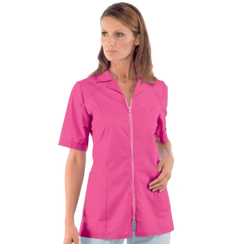 Casaca Isacco Barcellona 003560M 1 Casaca Isacco Barcellona 003560M, color Fucsia, manga corta, vista con modelo