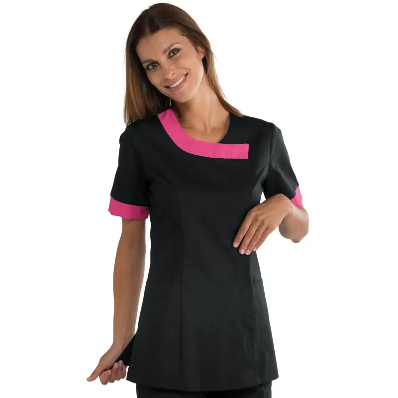 Casaca Isacco Delhi 005460 1 Casaca Isacco Delhi 005460, color Negro/Fucsia, manga corta, vista con modelo