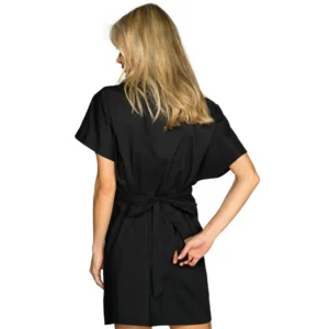 Kimono cruzado Isacco 006011, color Negro, vista posterior con modelo