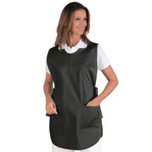Delantal casulla Isacco Poncho 010001, color Negro, vista frontal con modelo