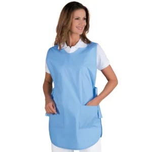 Delantal casulla Isacco Poncho 010010, color Azzurro, vista frontal con modelo