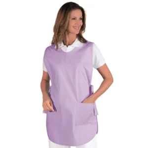 Delantal casulla Isacco Poncho 010027, color Lilla, vista frontal con modelo