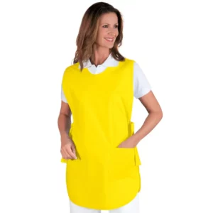 Delantal casulla Isacco Poncho 010028, color Amarillo, vista frontal con modelo