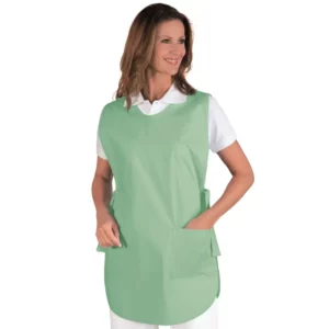 Delantal casulla Isacco Poncho 010029, color Verdino, vista frontal con modelo