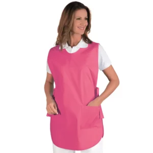 Delantal casulla Isacco Poncho 010060, color Fucsia, vista frontal con modelo