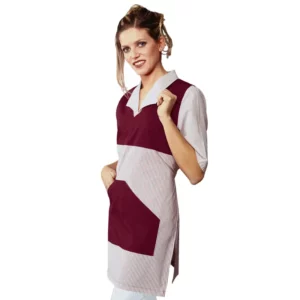Delantal casulla Isacco Poncho A V 010103, color Raya burdeos, vista frontal con modelo