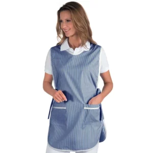 Delantal casulla Isacco Poncho 010200, color Raya blu, vista frontal con modelo
