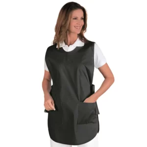 Delantal casulla Isacco Poncho 010201, color Negro, vista frontal con modelo