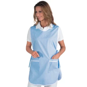 Delantal casulla Isacco Poncho 010202, color Raya azzurro, vista frontal con modelo
