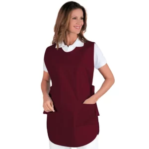 Delantal casulla Isacco Poncho 010203, color Burdeos, vista frontal con modelo