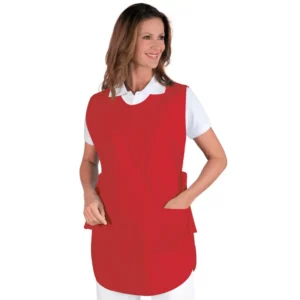 Delantal casulla Isacco Poncho 010207, color Rojo/Raya rojo, vista frontal con modelo
