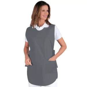 Delantal casulla Isacco Poncho 010212, color Gris, vista frontal con modelo