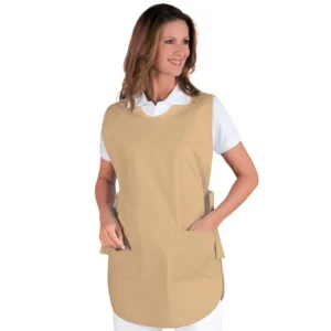 Delantal casulla Isacco Poncho 010215, color Biscotto, vista frontal con modelo