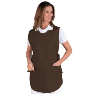 Delantal casulla Isacco Poncho 010217, color Cacao, vista frontal con modelo