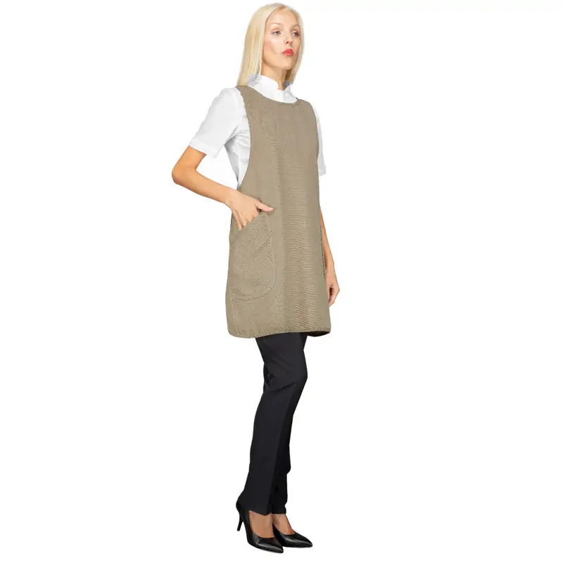 Delantal casulla Isacco Sakura 010416 5 Delantal casulla Isacco Sakura 010416, color Natural, vista amplia frontal con modelo