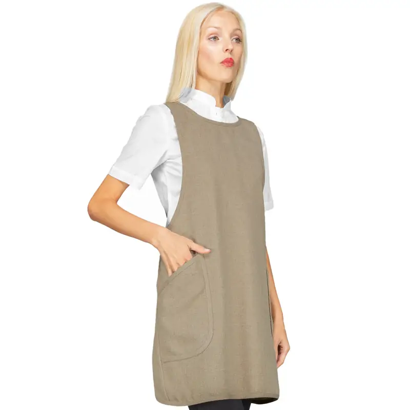 Delantal casulla Isacco Sakura 010416 1 Delantal casulla Isacco Sakura 010416, color Natural, vista frontal con modelo
