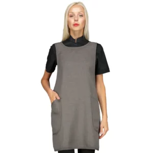 Delantal casulla Isacco Sakura 010421, color Smoke, vista frontal con modelo