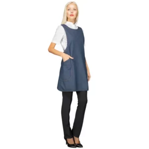 Delantal casulla Isacco Sakura 010477, color Jeans, vista amplia frontal con modelo