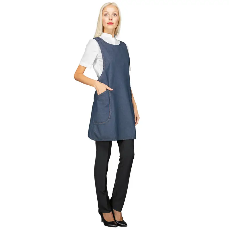 Delantal casulla Isacco Sakura 010477 2 Delantal casulla Isacco Sakura 010477, color Jeans, vista amplia frontal con modelo