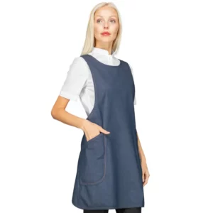 Delantal casulla Isacco Sakura 010477, color Jeans, vista frontal con modelo