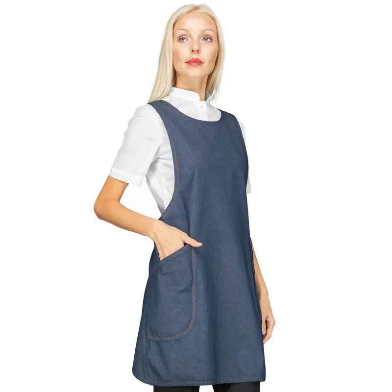 Delantal casulla Isacco Sakura 010477 1 Delantal casulla Isacco Sakura 010477, color Jeans, vista frontal con modelo