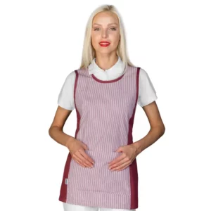Casulla Isacco Papeete 013003, color Raya burdeos, vista frontal con modelo