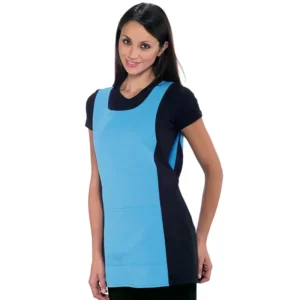 Casulla Isacco Papeete 013010, color Negro/Turquesa, vista frontal con modelo