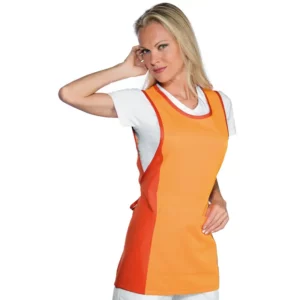 Casulla Isacco Papeete 013011, color Colorado/Albicocca, vista frontal con modelo