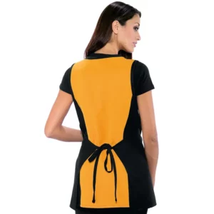 Casulla Isacco Papeete 013013, color Negro/Albicoca, vista posterior con modelo