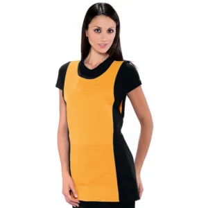 Casulla Isacco Papeete 013013, color Negro/Albicoca, vista frontal con modelo