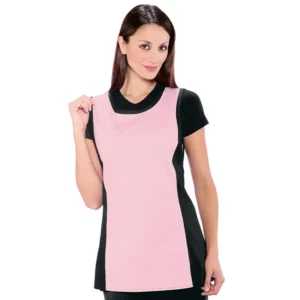 Casulla Isacco Papeete 013023, color Negro/Rosa, vista frontal con modelo
