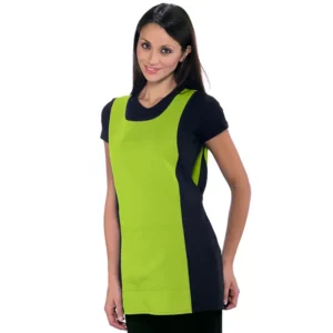 Casulla Isacco Papeete 013026, color Negro/Mela, vista frontal con modelo