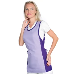 Casulla Isacco Papeete 013088, color Voila/Lilla, vista frontal con modelo
