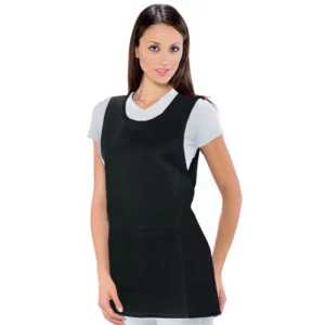 Casulla Isacco Papeete 013101, color Negro, vista frontal con modelo