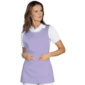Casulla Isacco Papeete 013227, color Lilla, vista frontal con modelo