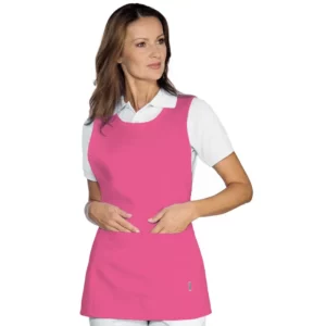 Casulla Isacco Papeete 013286, color Fucsia, vista frontal con modelo