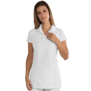 Casulla Isacco Trinidad 013300, color Blanco, vista frontal con modelo