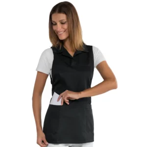 Casulla Isacco Trinidad 013301, color Negro, vista frontal con modelo