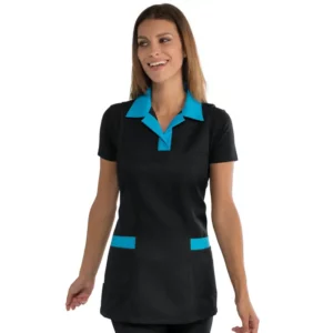 Casulla Isacco Trinidad 013310, color Negro/Turquesa, vista frontal con modelo