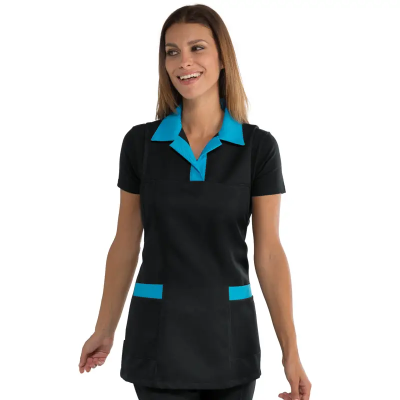 Casulla Isacco Trinidad 013310 1 Casulla Isacco Trinidad 013310, color Negro/Turquesa, vista frontal con modelo