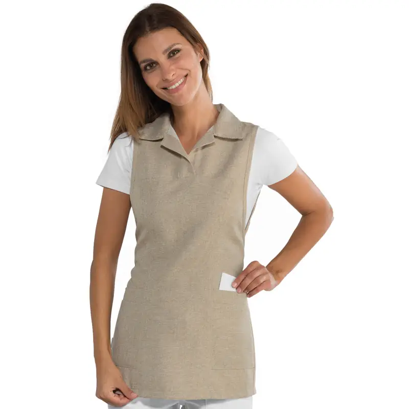 Casulla Isacco Trinidad 013316 1 Casulla Isacco Trinidad 013316, color Natural, vista frontal con modelo