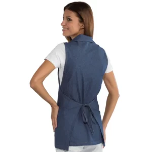 Casulla Isacco Trinidad 013377, color Jeans, vista posterior con modelo
