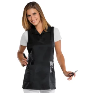 Casulla Isacco Trinidad 013381, color Negro, vista frontal con modelo