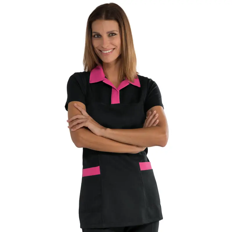 Casulla Isacco Trinidad 013386 1 Casulla Isacco Trinidad 013386, color Negro/Fucsia, vista frontal con modelo